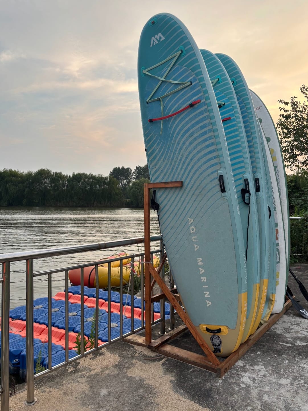 水上休闲：桨板与皮划艇活动实景